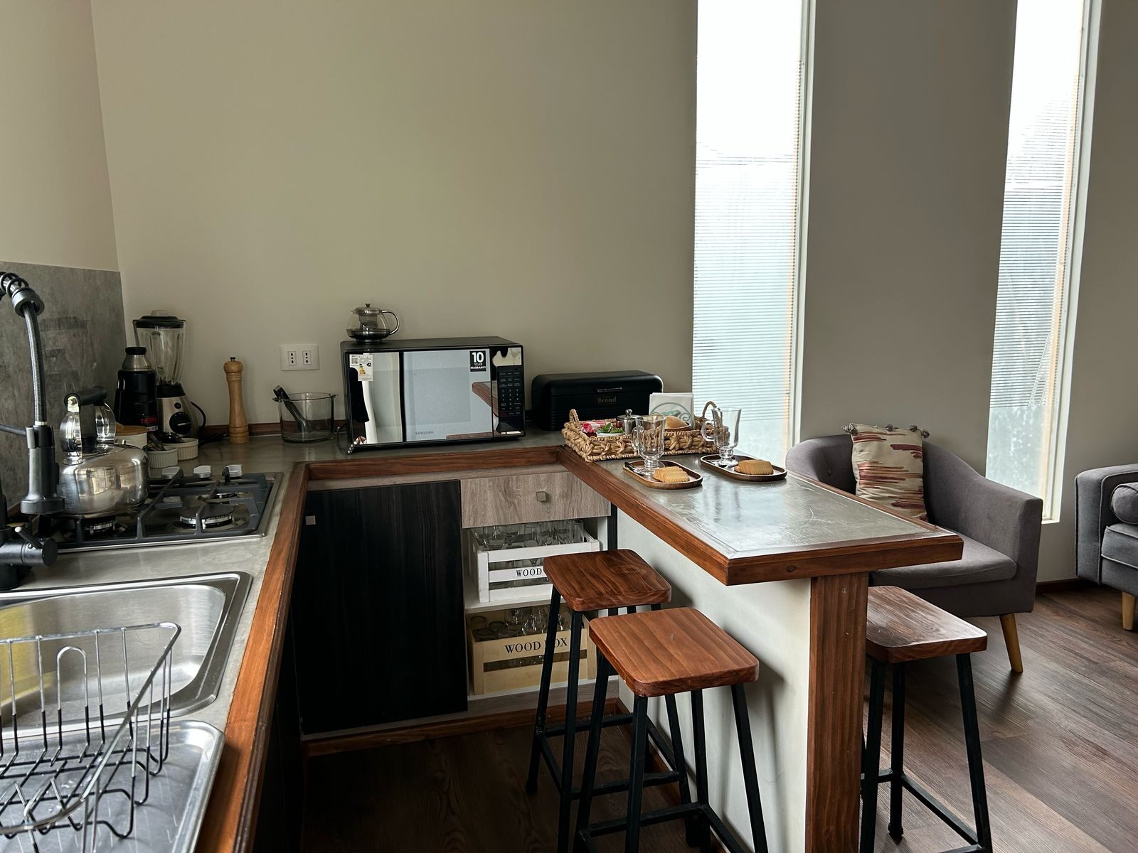 Cocina y barra de la cabaña