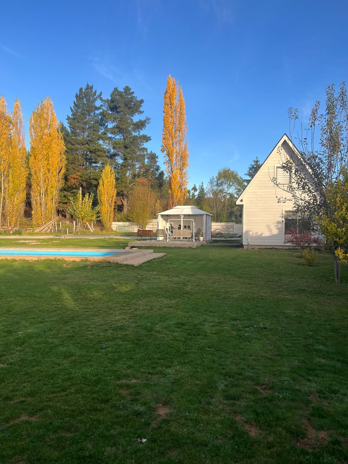 Exterior con piscina de día