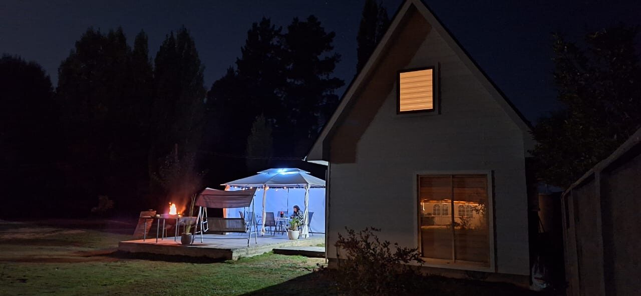 Cabaña iluminada de noche
