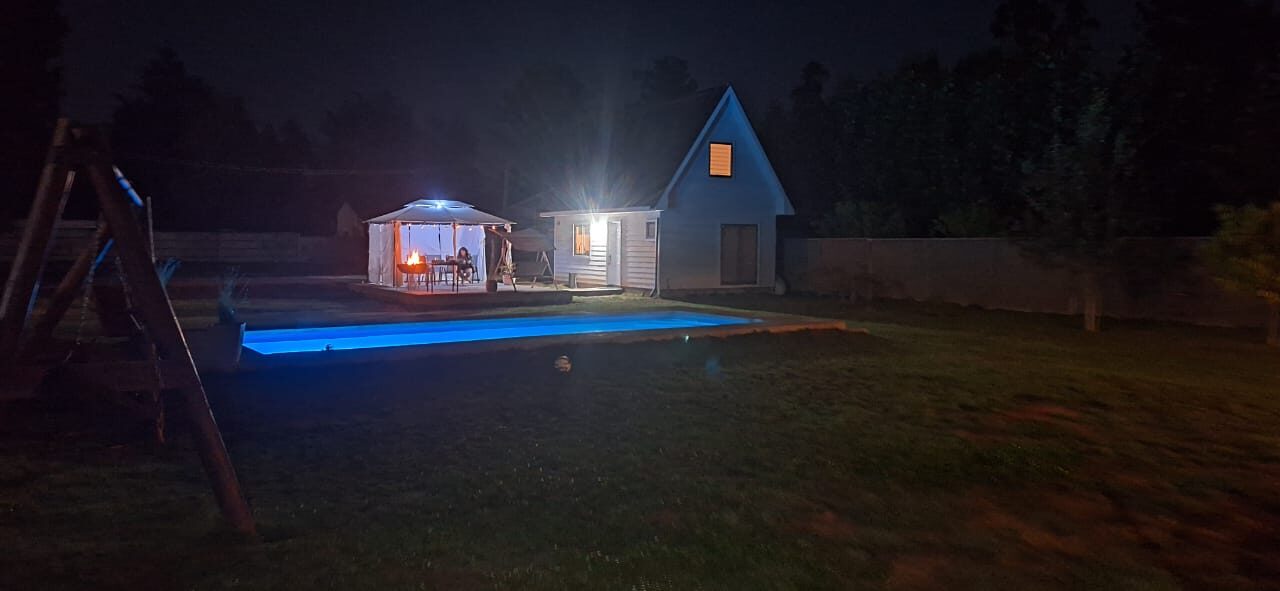 Piscina iluminada de noche