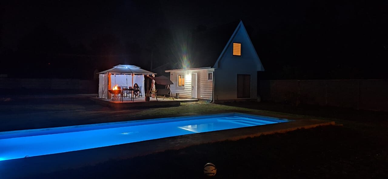 Piscina y carpa iluminadas de noche